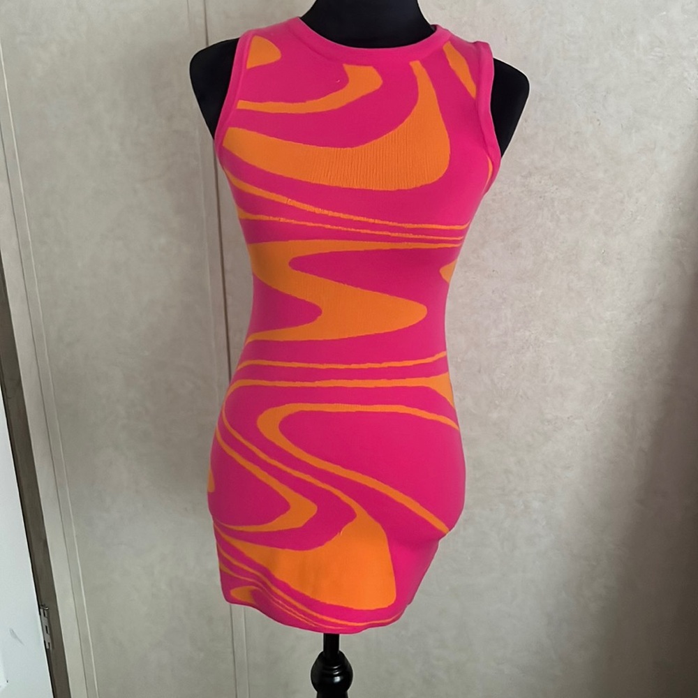 I’m selling a pink and orange dress